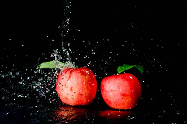 Maçãs Vermelhas Água Salpicam Sobre Fundo Preto Salpicos Água Apple — Fotografia de Stock