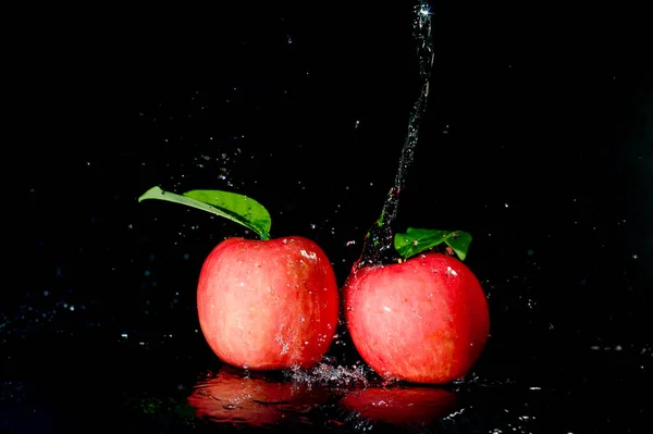 Rote Äpfel Wasser Plätschern Vor Schwarzem Hintergrund Apple Wasserspritzer Auf — Stockfoto