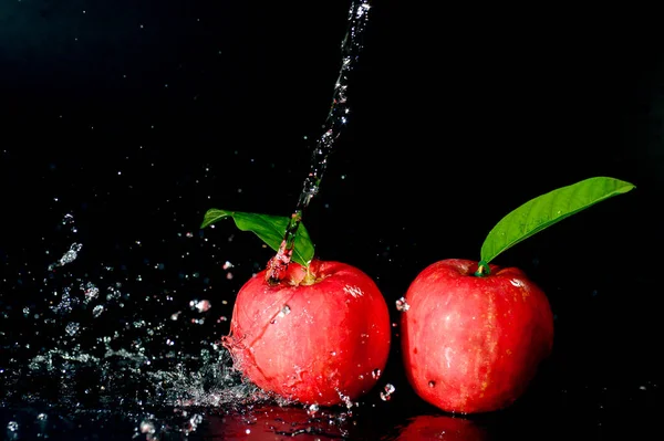 Rote Äpfel Wasser Plätschern Vor Schwarzem Hintergrund Apple Wasserspritzer Auf — Stockfoto