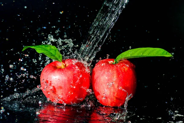 Mele Rosse Spruzzi Acqua Sfondo Nero Acqua Mela Spruzzata Sfondo — Foto Stock