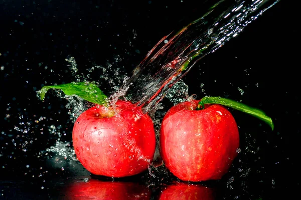 Mele Rosse Spruzzi Acqua Sfondo Nero Acqua Mela Spruzzata Sfondo — Foto Stock