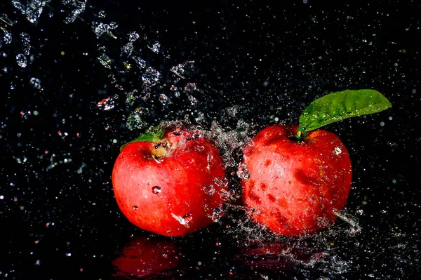 Sudaki Kırmızı Elmalar Siyah Arkaplanda Sıçrıyor Elma Suyu Siyah Arkaplanda — Stok fotoğraf