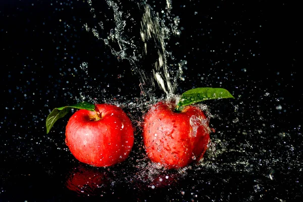 Mele Rosse Spruzzi Acqua Sfondo Nero Acqua Mela Spruzzata Sfondo — Foto Stock