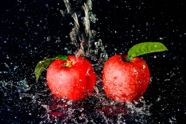 Mele Rosse Spruzzi Acqua Sfondo Nero Acqua Mela Spruzzata Sfondo — Foto Stock