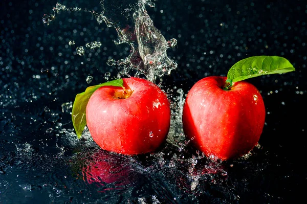 Mele Rosse Spruzzi Acqua Sfondo Nero Acqua Mela Spruzzata Sfondo — Foto Stock