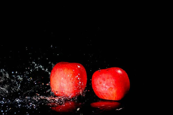 Mele Rosse Spruzzi Acqua Sfondo Nero Acqua Mela Spruzzata Sfondo — Foto Stock