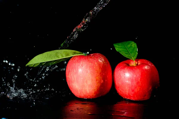 Rote Äpfel Wasser Plätschern Vor Schwarzem Hintergrund Apple Wasserspritzer Auf — Stockfoto