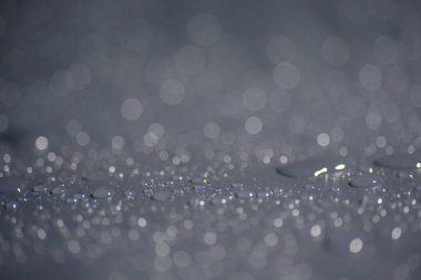 Su damlacıkları ve bulanık lensler tarafından oluşturulan Bokeh 'in soyut arkaplanı.