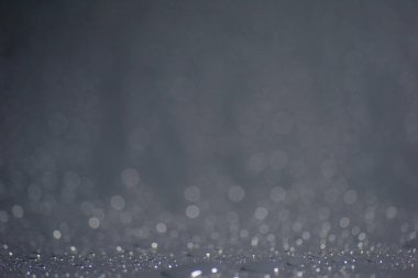 Su damlacıkları ve bulanık lensler tarafından oluşturulan Bokeh 'in soyut arkaplanı.