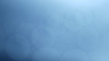 Mavi bokeh parçacıkları, toz gradyan soyut arkaplanı ödüllendirir. Mavi arkaplanda uzayda fütürist ışıltı. 