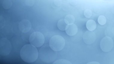Mavi bokeh parçacıkları, toz gradyan soyut arkaplanı ödüllendirir. Mavi arkaplanda uzayda fütürist ışıltı. 