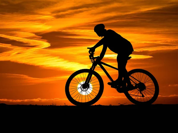 Silhouette Mountain Biker Sunset Cyclists Training Traveling Mountains — Stock Photo, Image