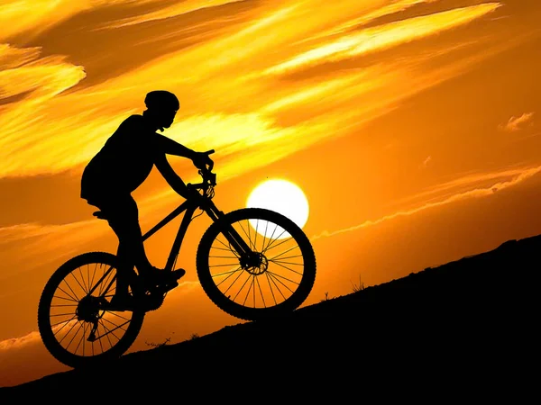 Silueta Ciclista Montaña Atardecer Los Ciclistas Están Entrenando Viajando Por — Foto de Stock