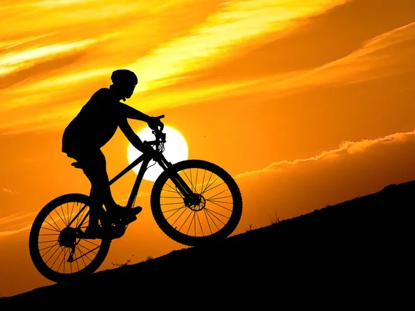 Silueta Ciclista Montaña Atardecer Los Ciclistas Están Entrenando Viajando Por — Foto de Stock