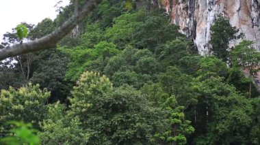 Tayland, Guanyin 'in dağ arka planındaki büyük heykel manzarası