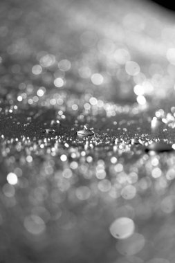 Su damlacıkları ve bulanık lensler tarafından oluşturulan Bokeh 'in soyut arkaplanı.