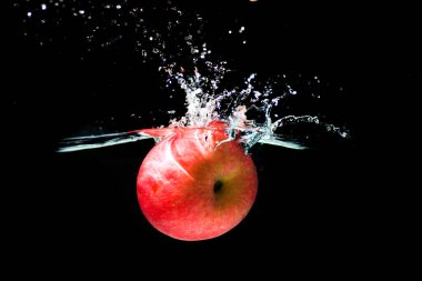 Su sıçratan kırmızı elma ferahlatıcı siyah arkaplan