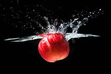 Su sıçratan kırmızı elma ferahlatıcı siyah arkaplan