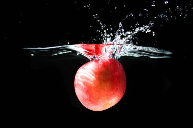 Su sıçratan kırmızı elma ferahlatıcı siyah arkaplan