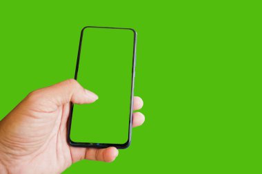 içerik kopyalama alanı ve kırpma yolu için cep telefonu boş ekranı kullanan bir adam eli