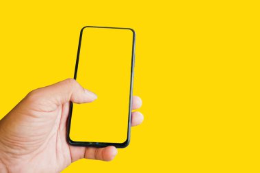 içerik kopyalama alanı ve kırpma yolu için cep telefonu boş ekranı kullanan bir adam eli