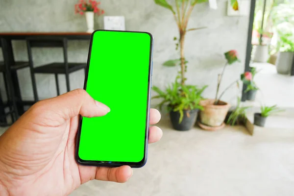 Mano Del Hombre Utilizando Una Pantalla Blanco Del Teléfono Móvil — Foto de Stock