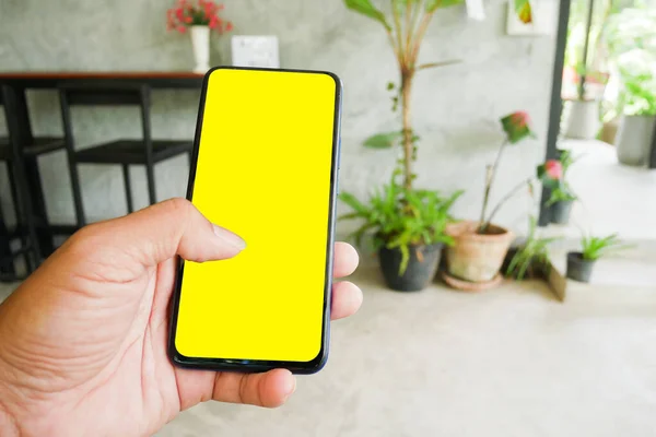 Mano Del Hombre Utilizando Una Pantalla Blanco Del Teléfono Móvil — Foto de Stock