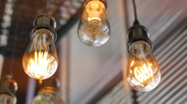 Eski elektrik ampullerini, dekoratif aydınlatmaları ve ısıtma bobinlerini kapatın.