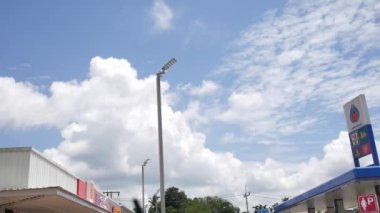 Surat Thani, Tayland - 28 Ağustos 2021: PTT Benzin İstasyonu Tayland, PTT. 