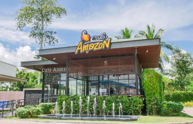 PTT benzin istasyonundaki kafe Amazon kahve dükkanı. Cafe Amazon, PTT Public Company 'nin sahibi olduğu Tayland kahveleri zinciri. 28 Ağustos 2021 'de, Surat Thani, Tayland