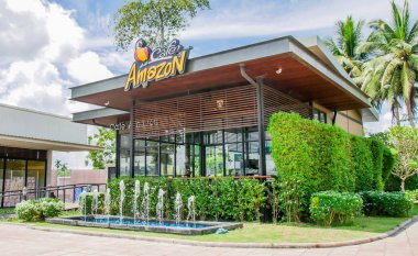 PTT benzin istasyonundaki kafe Amazon kahve dükkanı. Cafe Amazon, PTT Public Company 'nin sahibi olduğu Tayland kahveleri zinciri. 28 Ağustos 2021 'de, Surat Thani, Tayland