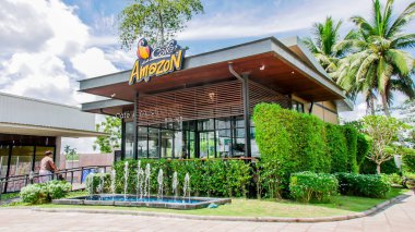 PTT benzin istasyonundaki kafe Amazon kahve dükkanı. Cafe Amazon, PTT Public Company 'nin sahibi olduğu Tayland kahveleri zinciri. 28 Ağustos 2021 'de, Surat Thani, Tayland