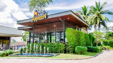PTT benzin istasyonundaki kafe Amazon kahve dükkanı. Cafe Amazon, PTT Public Company 'nin sahibi olduğu Tayland kahveleri zinciri. 28 Ağustos 2021 'de, Surat Thani, Tayland
