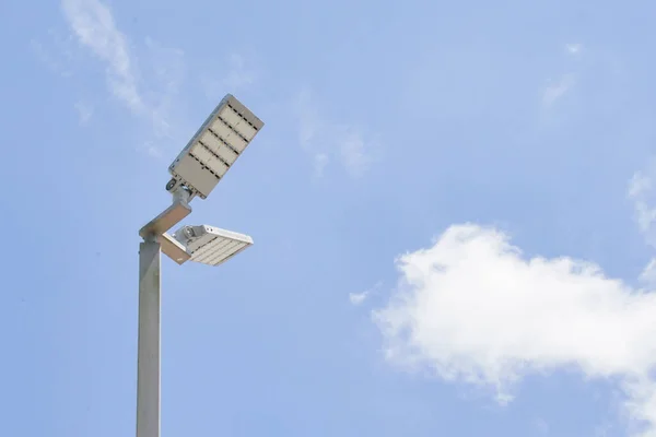 Der Strommast Wird Mit Led Lampen Beleuchtet Die Sonnenenergie Nutzen — Stockfoto