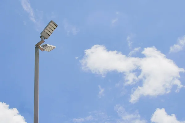 Der Strommast Wird Mit Led Lampen Beleuchtet Die Sonnenenergie Nutzen — Stockfoto