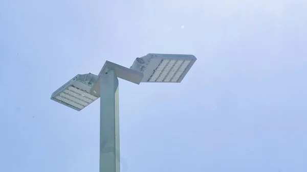Der Strommast Wird Mit Led Lampen Beleuchtet Die Sonnenenergie Nutzen — Stockfoto