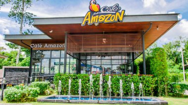 PTT benzin istasyonundaki kafe Amazon kahve dükkanı. Cafe Amazon, PTT Public Company 'nin sahibi olduğu Tayland kahveleri zinciri. 28 Ağustos 2021 'de, Surat Thani, Tayland