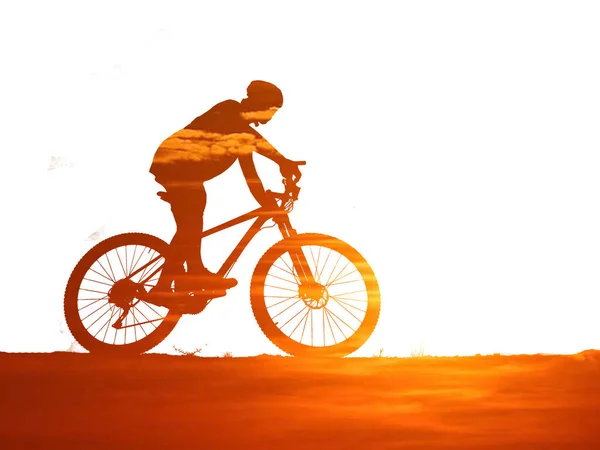 Silhueta Mountain Biker Fundo Colorido Com Caminho Recorte — Fotografia de Stock