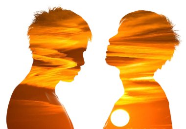 Mutlu eşcinsel çiftin portresi. Birlikte zaman geçirip sarılıyorlar. Erkek bir çiftin silueti. Lgbt ve Aşk Konsepti.