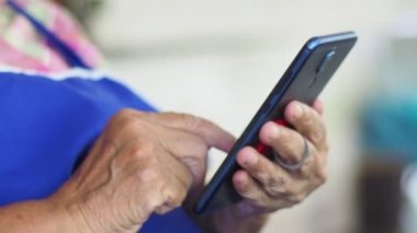 Akıllı telefon kullanan bir adamın yakın çekimi.