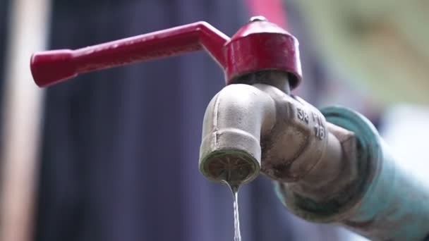 Waterdruppels Die Uit Kraan Lekken Zijn Verspilling Waterbesparingsconcept — Stockvideo