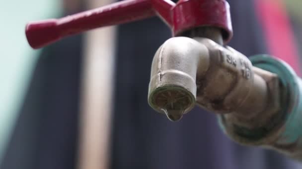 Wassertropfen Die Aus Dem Wasserhahn Austreten Sind Verschwenderisch Wassersparkonzept — Stockvideo