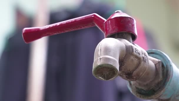 Waterdruppels Die Uit Kraan Lekken Zijn Verspilling Waterbesparingsconcept — Stockvideo