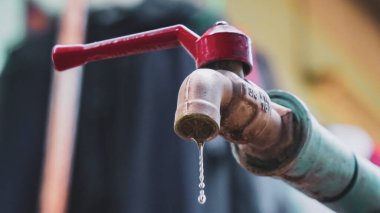 Musluktan sızan su damlacıkları savurgandır. su tasarrufu kavramı