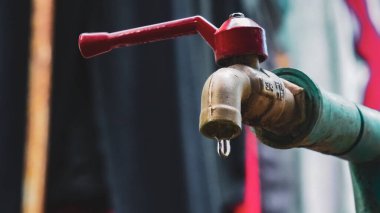 Musluktan sızan su damlacıkları savurgandır. su tasarrufu kavramı