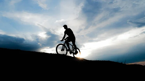 Fietser Silhouet Fietstocht Een Zandstrand Met Een Hemelse Achtergrond — Stockfoto