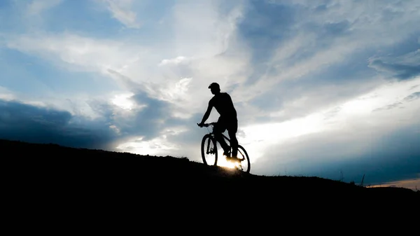 Silhueta Ciclista Passeio Bicicleta Uma Praia Areia Com Fundo Céu — Fotografia de Stock