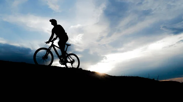 Fietser Silhouet Fietstocht Een Zandstrand Met Een Hemelse Achtergrond — Stockfoto