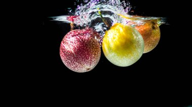 Tutku meyvesi veya Hindistan cevizi sakızı (Passion Fruit) Güney Amerika 'dan gelen bir meyvedir. Olgunlaştığında, türe göre pek çok renk vardır. Suyun içinde mor, sarı, turuncu renkler..