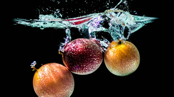 パッションフルーツまたはココナッツガム Passion Fruit 南米からの果物です 熟すと 水のオレンジに従って多くの色が広がります — ストック写真
